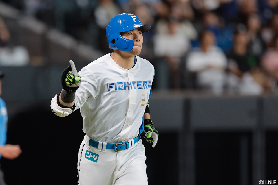 6回裏、ライトへ本塁打を放つ清宮選手02