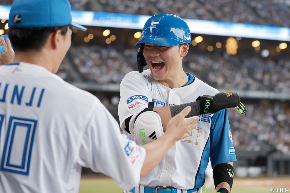 6回裏、ライトへ本塁打を放つ清宮選手03