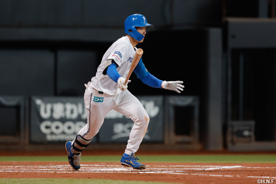 6回裏、ライトへヒットを放つ石井選手01