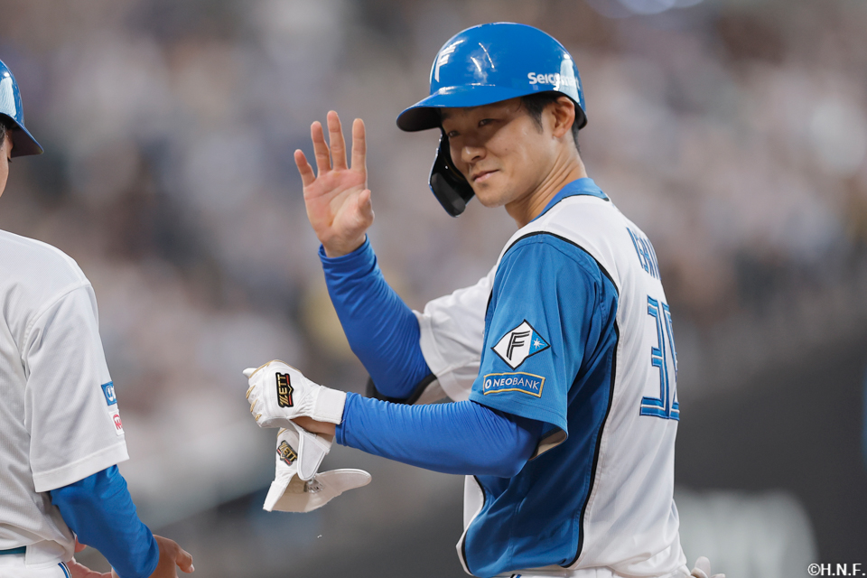 6回裏、ライトへヒットを放つ石井選手02