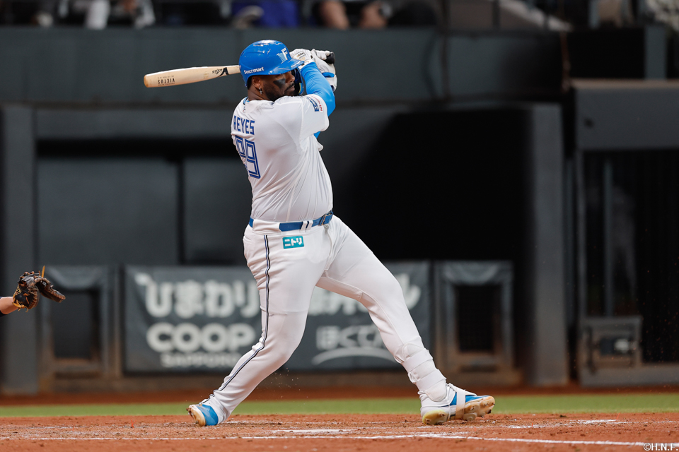 4回裏、ライトへヒットを放つレイエス選手01