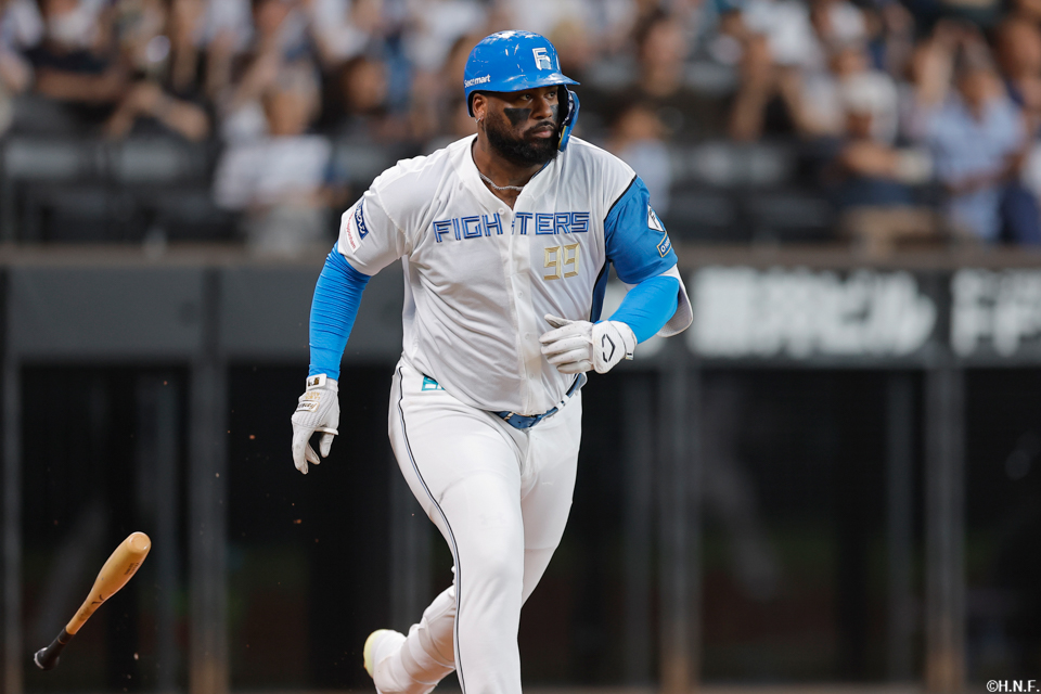 4回裏、ライトへヒットを放つレイエス選手02