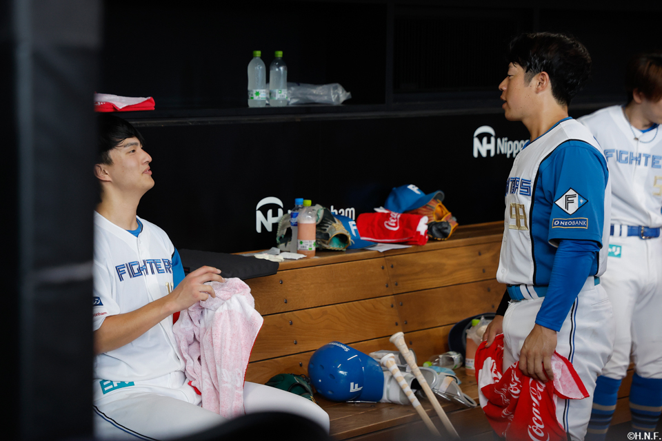 5回表を抑えた達投手と梅林選手