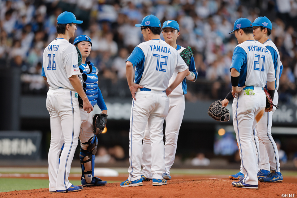 7回表、マウンドに集まる選手たち