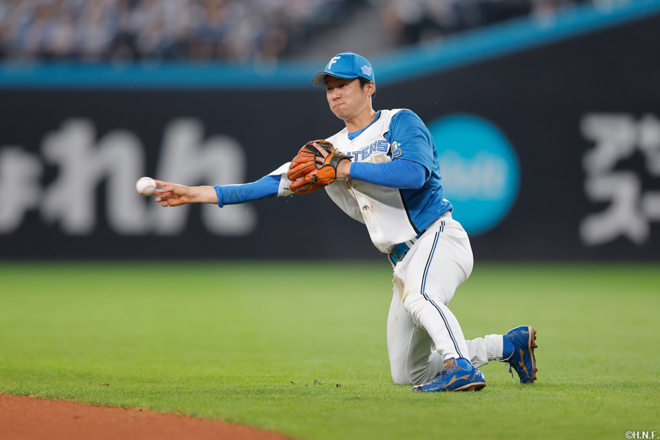 8回表、好守をみせる石井選手