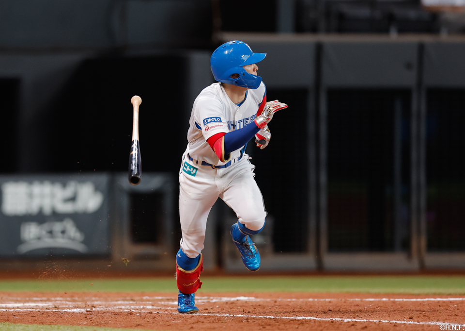 8回裏、センターへヒットを放つ五十幡選手01