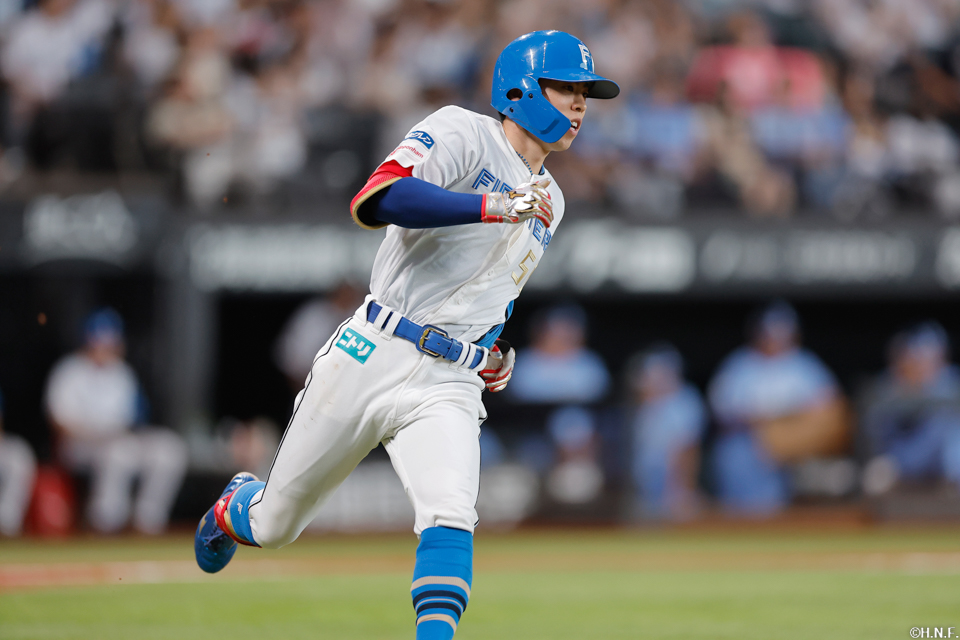 8回裏、センターへヒットを放つ五十幡選手02