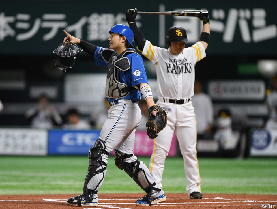 “1回表、盗塁を阻止する田宮選手”