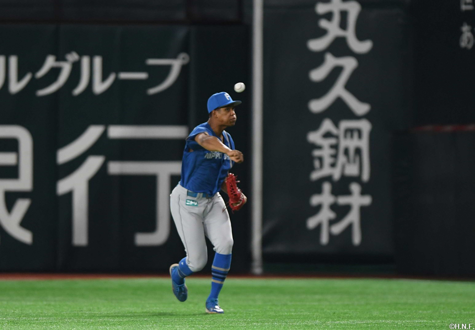 “4回裏、ライトゴロを決める万波選手”