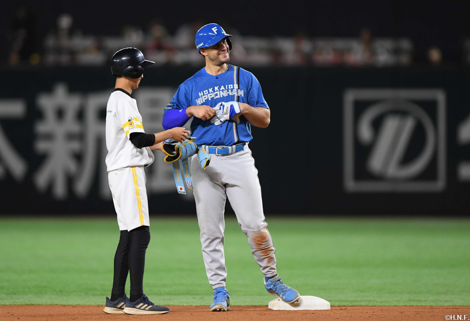 “6回表、センターへ二塁打を放ったマルティネス選手”