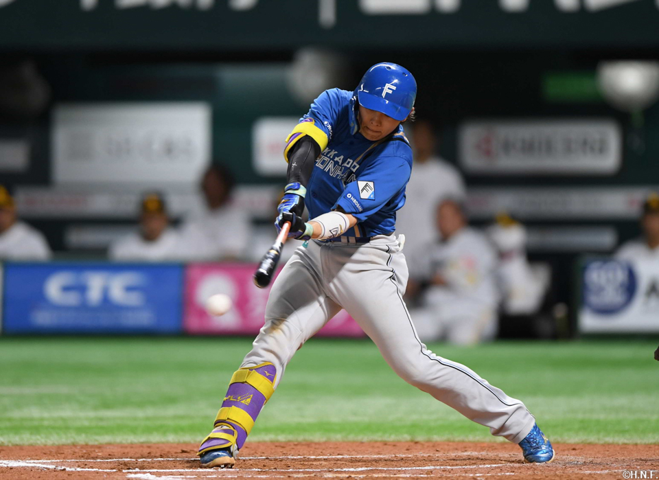 “7回表、ライトへヒットを放つ田宮選手”