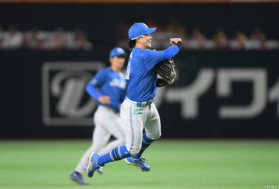 “2回裏、遊ゴロを捌く奈良間選手”