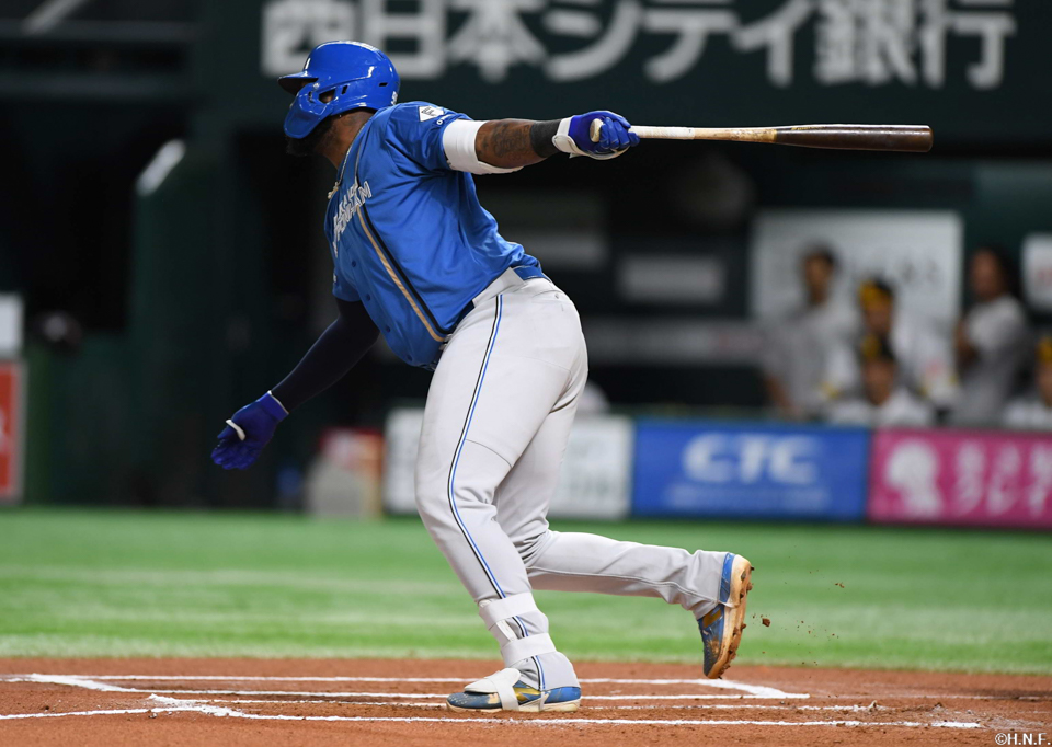 “6回表、ライトへヒットを放つレイエス選手”