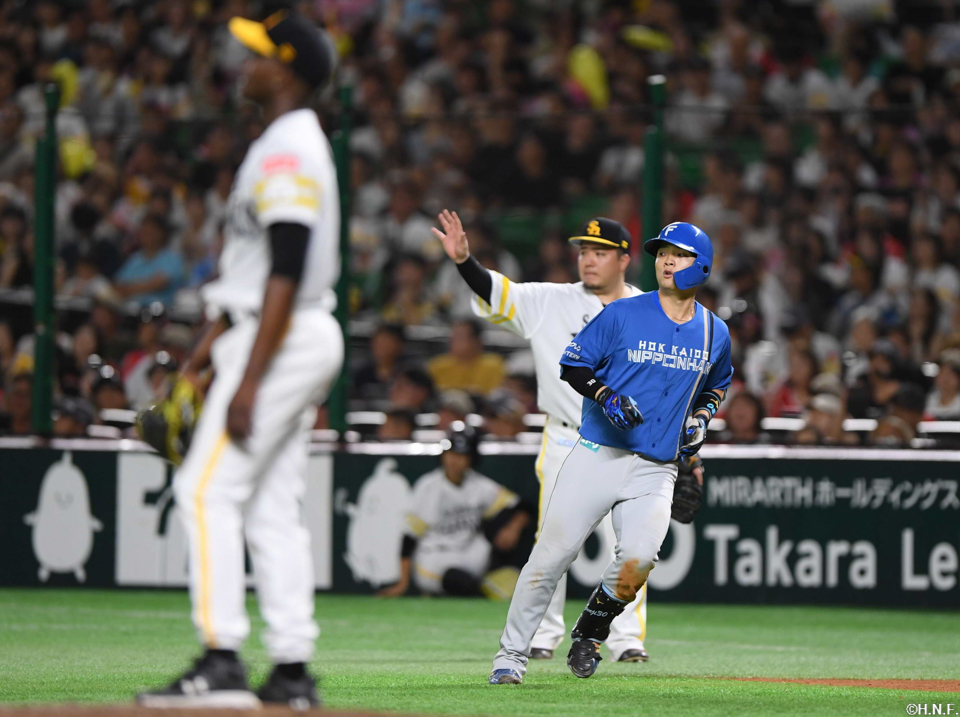 “9回表、レフトへヒットを放つ郡司選手”