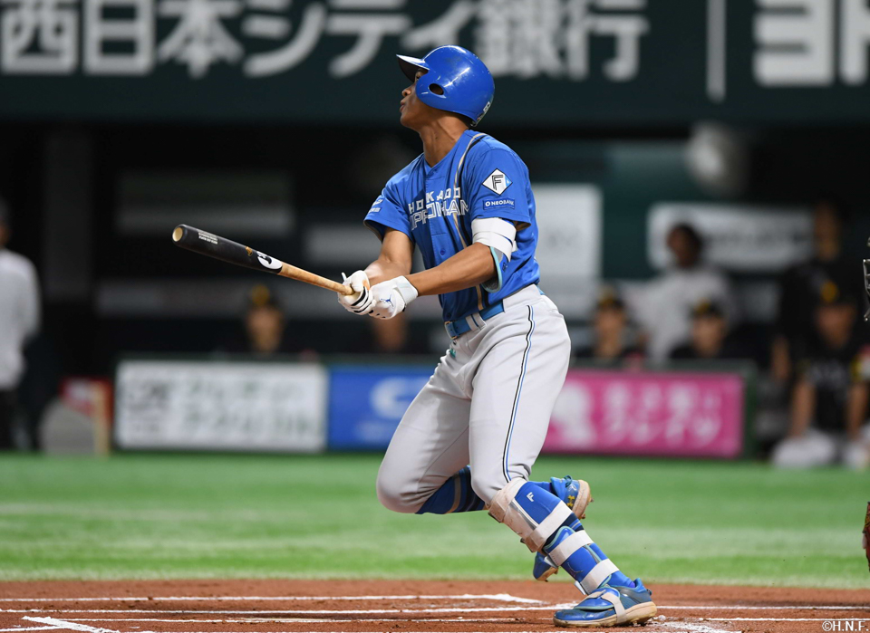 “1回表、先制の本塁打を放つ万波選手01”