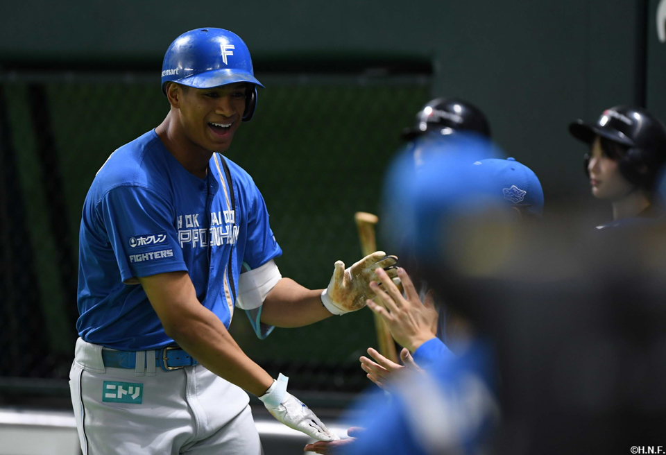 “1回表、先制の本塁打を放つ万波選手02”