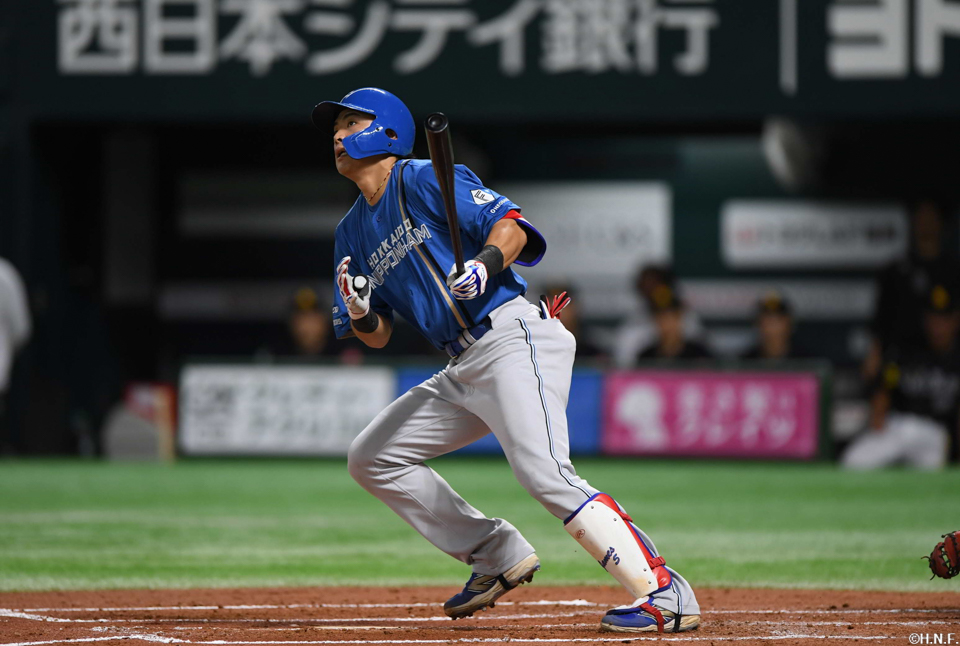 “2回表、レフトへ二塁打を放つ野村選手”