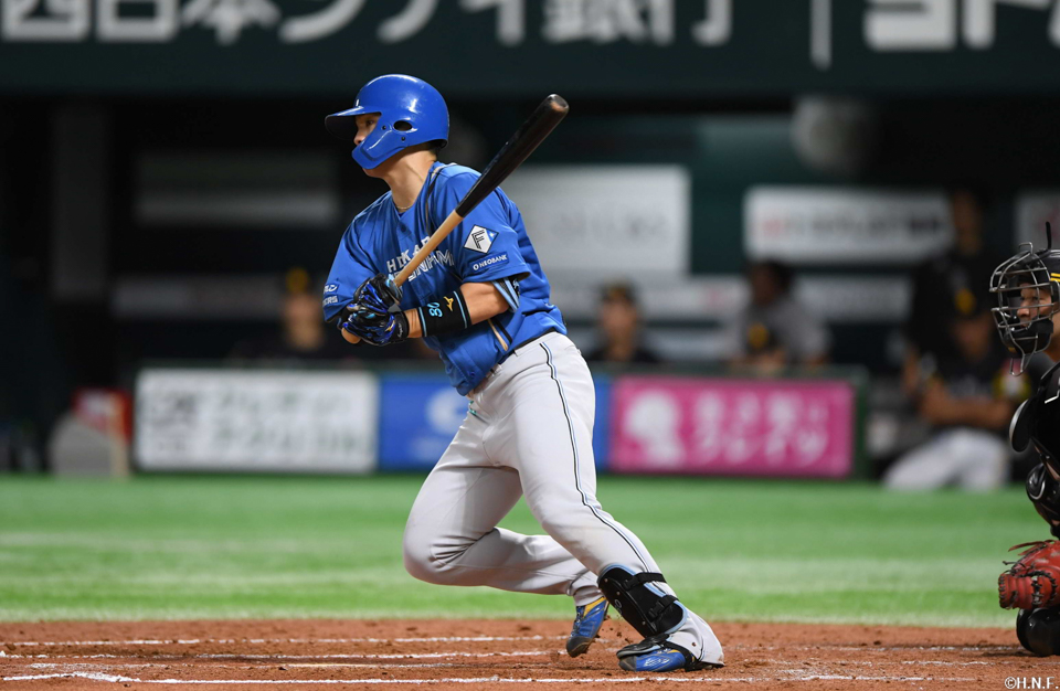 “3回表、レフトへヒットを放つ郡司選手”