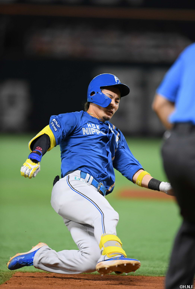 “5回表、ライトへ三塁打を放った水野選手”