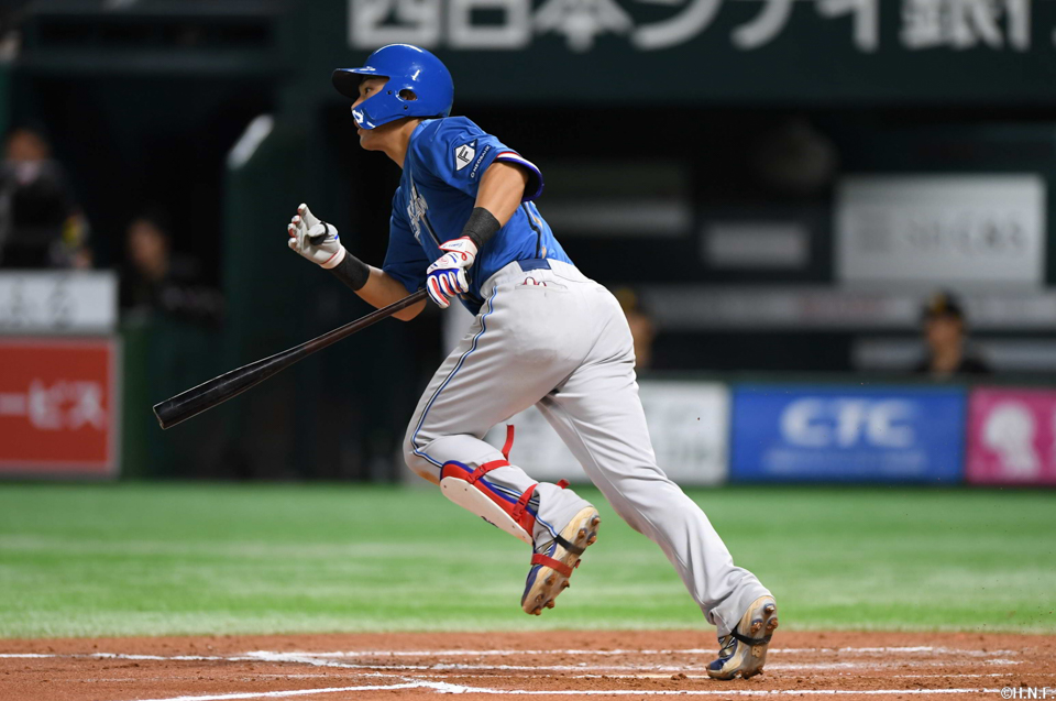 “7回表、センターへ二塁打を放つ野村選手”