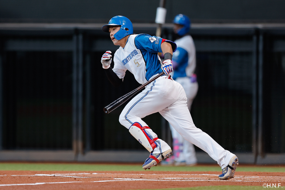 1回裏、レフトへヒットを放つ野村選手