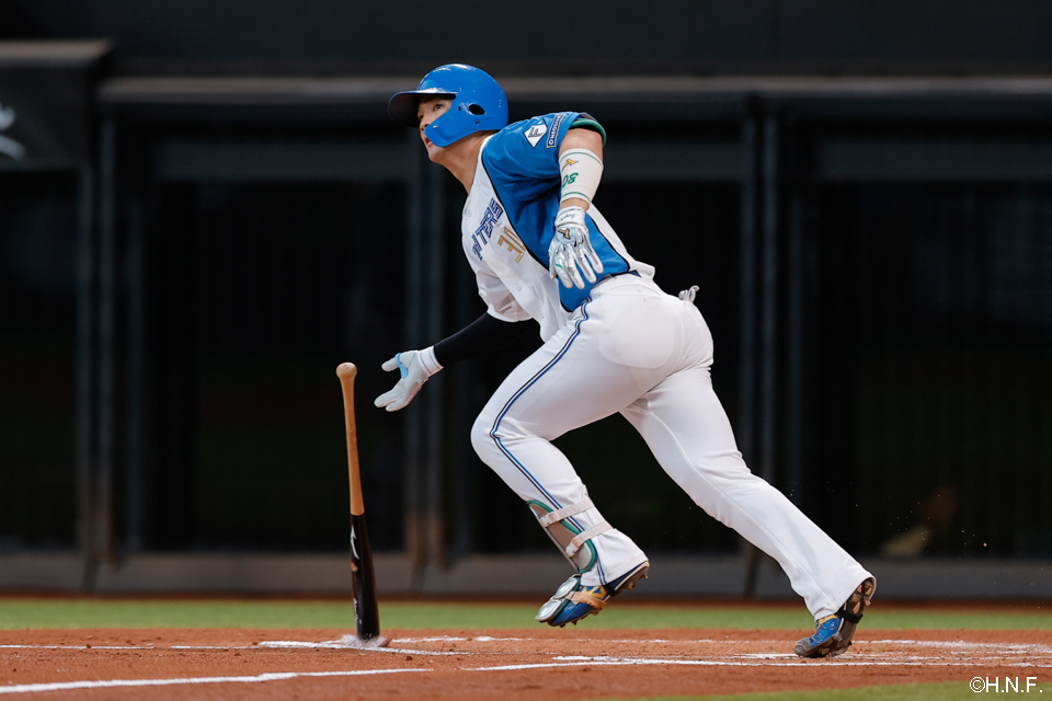2回裏、レフトへ二塁打を放つ郡司選手