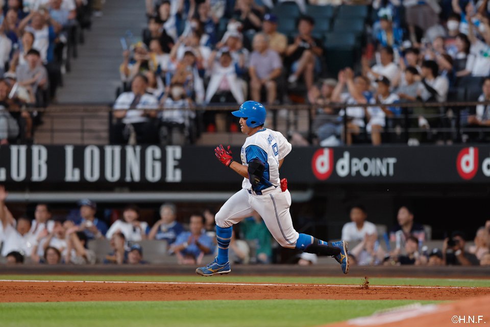 2回裏、プロ初安打となる先制の適時二塁打を放つ有薗選手03
