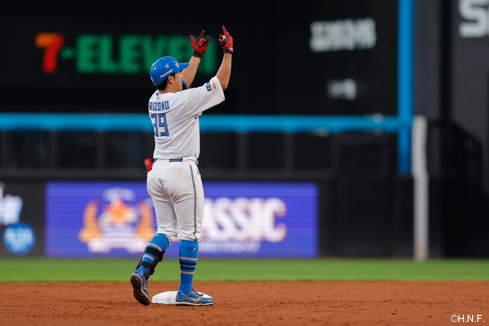 2回裏、プロ初安打となる先制の適時二塁打を放つ有薗選手04