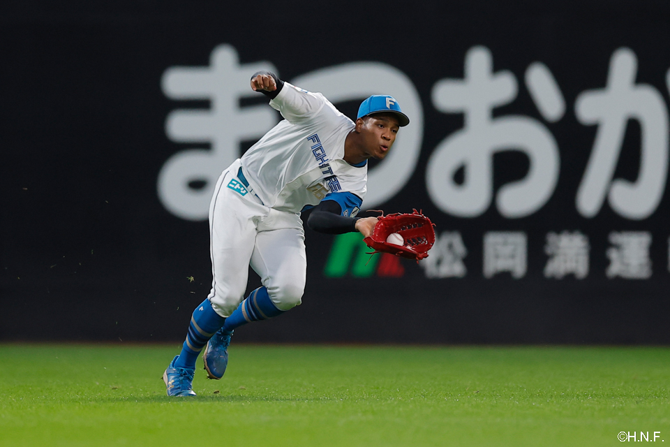 3回表、中飛を捕球する万波選手