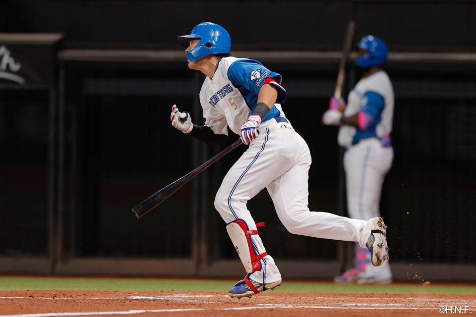 3回裏、センターへ二塁打を放つ野村選手