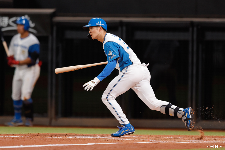 4回裏、センターへヒットを放つ石井選手