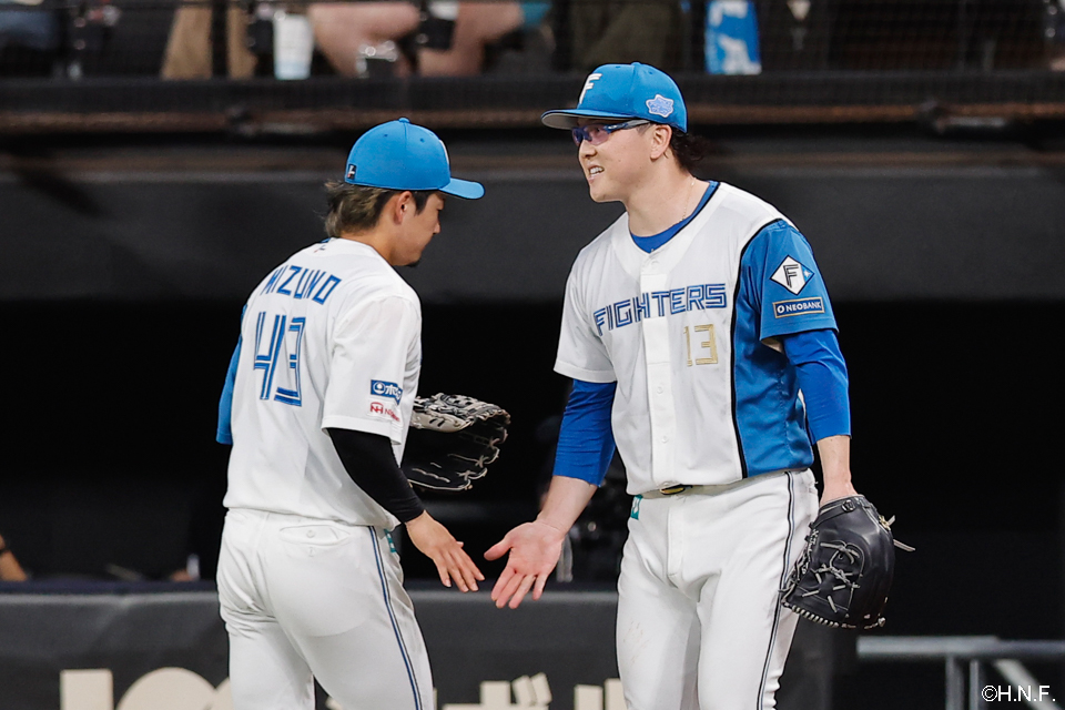 6回表を抑えた生田目投手と水野選手