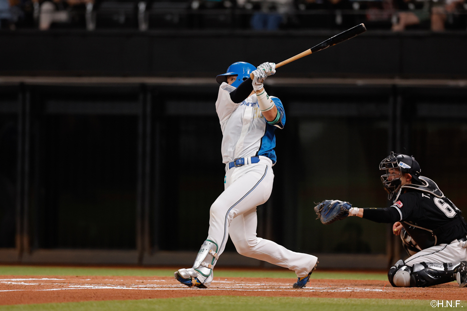 6回裏、センターへヒットを放つ郡司選手