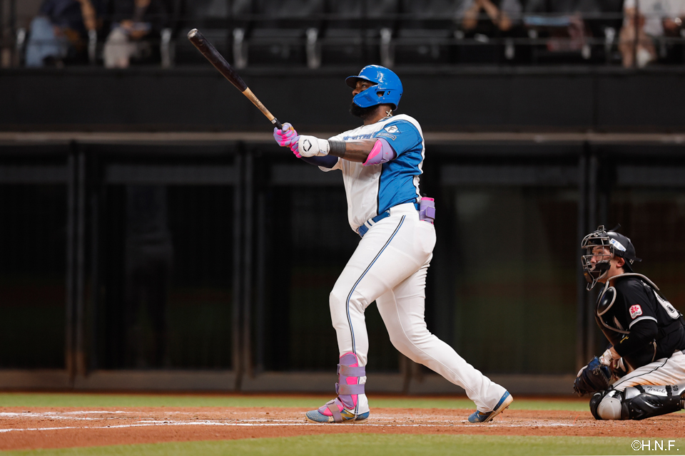 8回裏、同点の本塁打を放つレイエス選手01