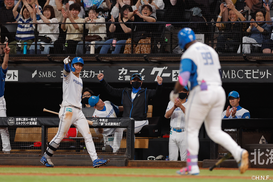 8回裏、同点の本塁打を放つレイエス選手02