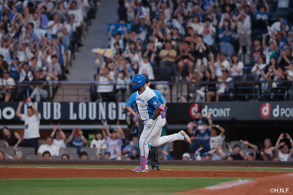 8回裏、同点の本塁打を放つレイエス選手03