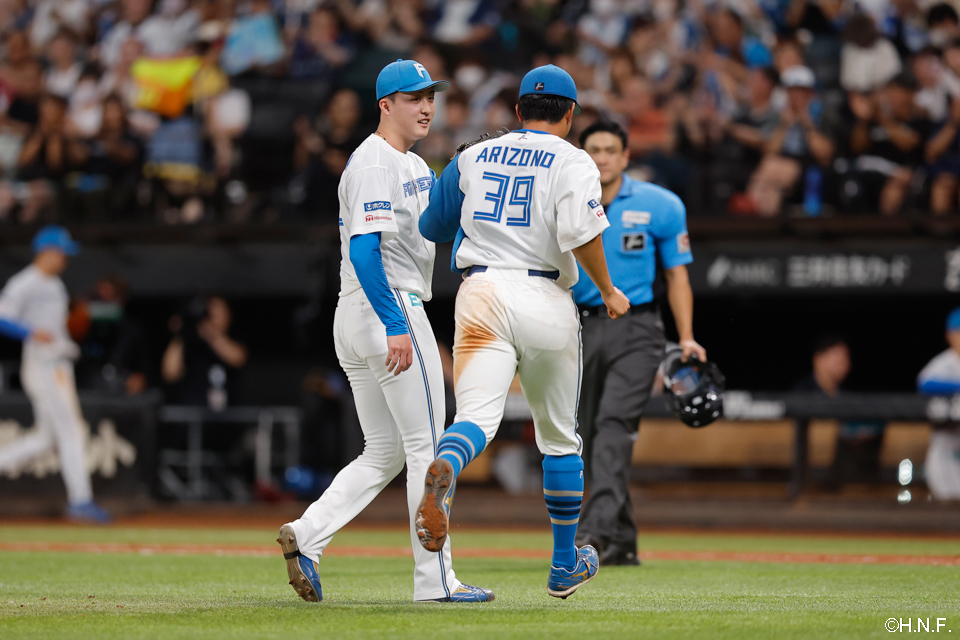 9回表を抑えた柳川投手と有薗選手