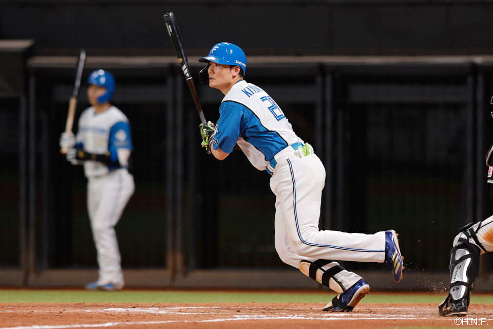 9回裏、センターへヒットを放つ清宮選手