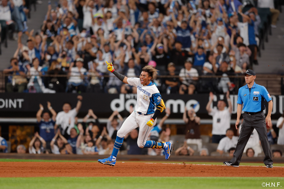 9回裏、サヨナラ適時打を放つ水谷選手02