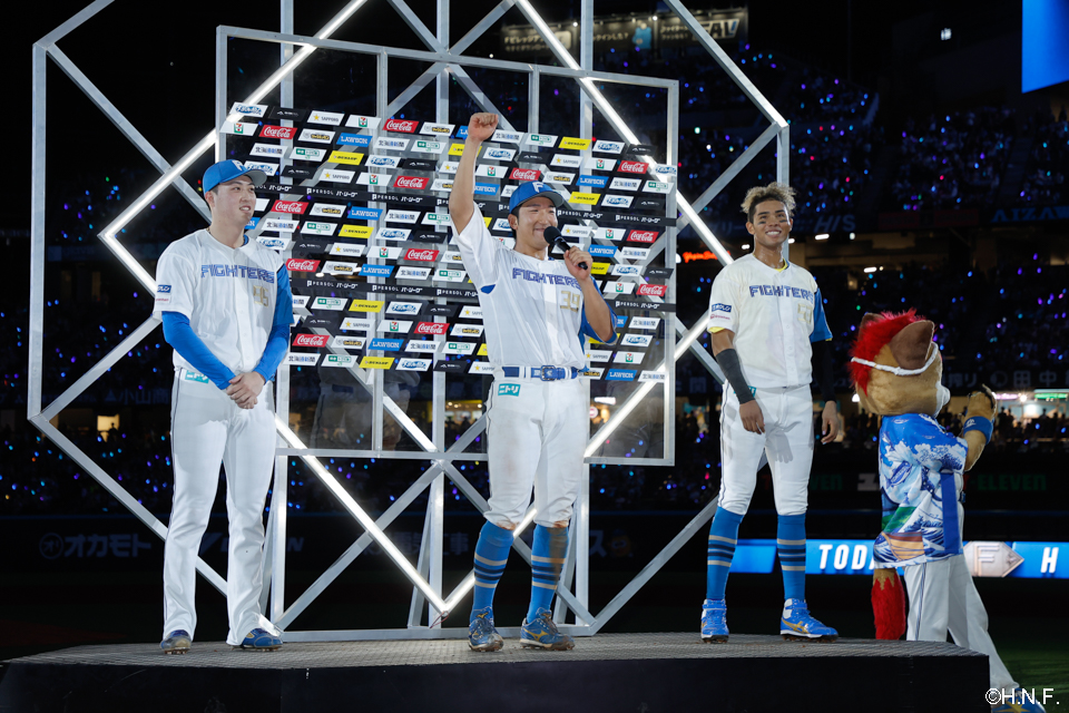 ヒーローの柳川投手、有薗選手、水谷選手01