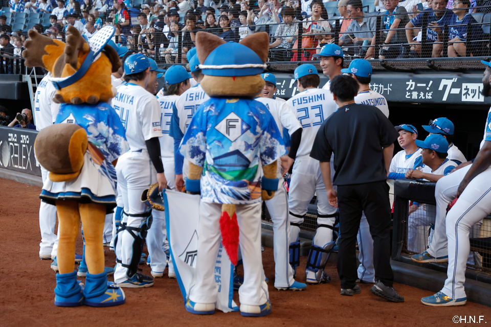 試合前、円陣を組む選手たちとフレップ、ポリー