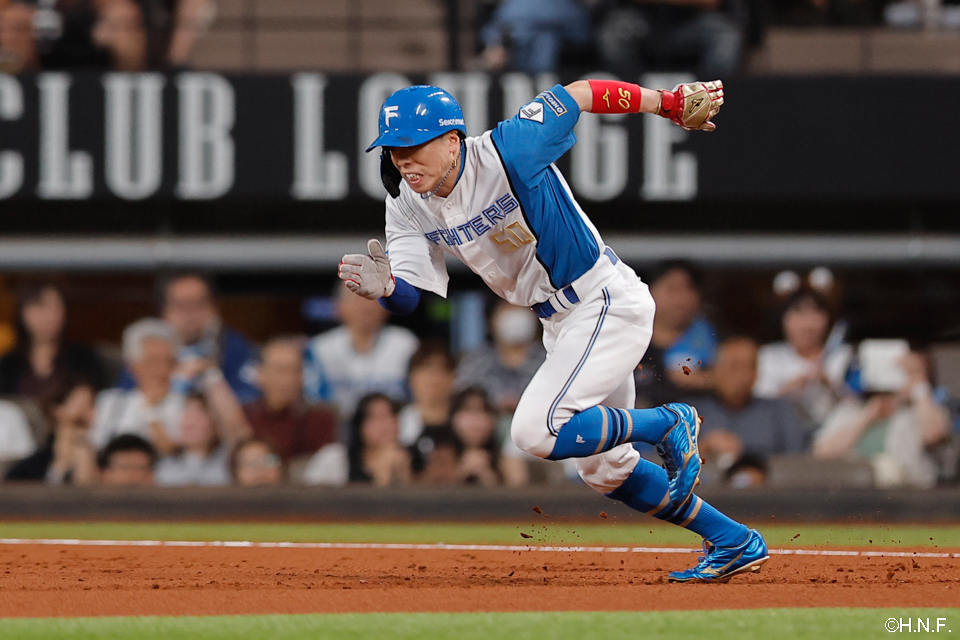 1回裏、盗塁を決める五十幡選手01