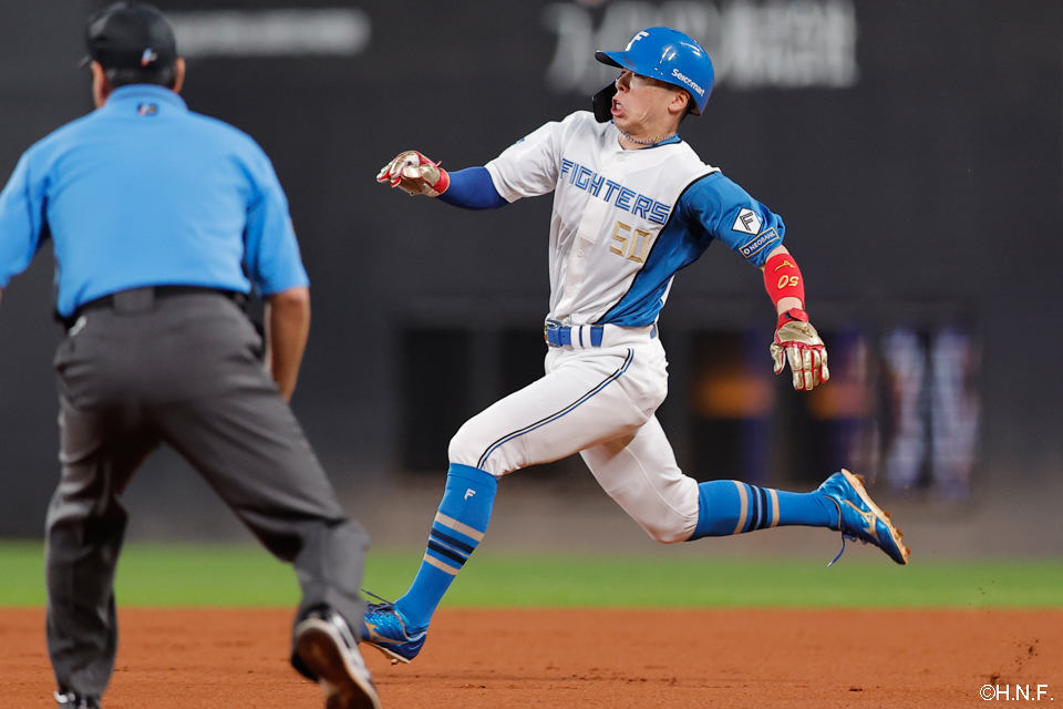 1回裏、盗塁を決める五十幡選手02