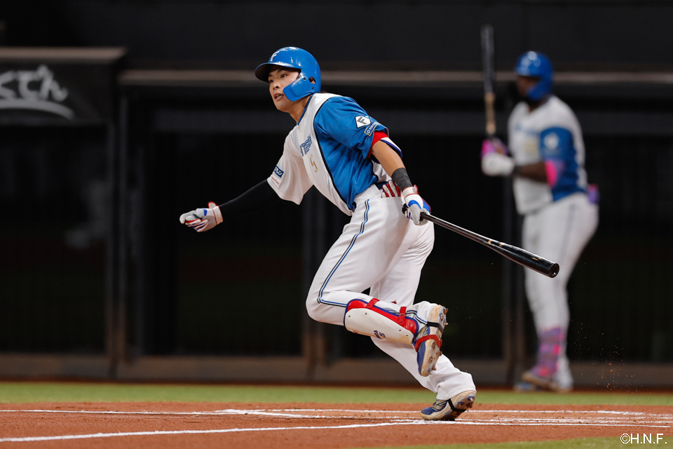 1回裏、先制の適時打を放つ野村選手