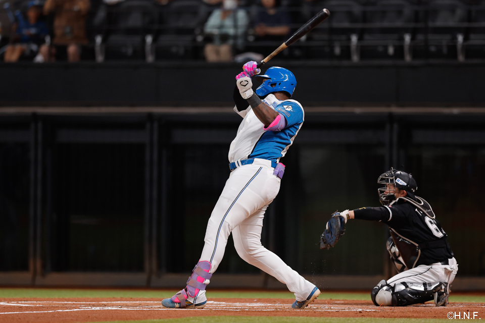 1回裏、2ランを放つレイエス選手01