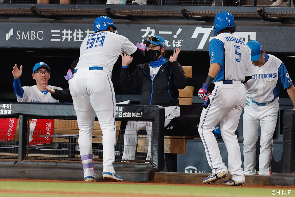 1回裏、2ランを放つレイエス選手02