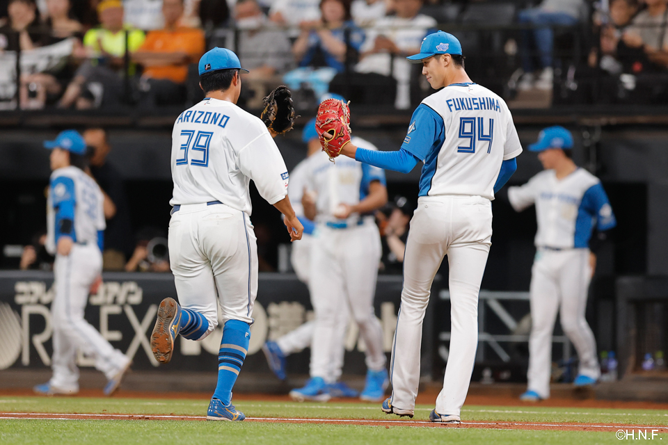 2回表を抑えた福島投手と有薗選手