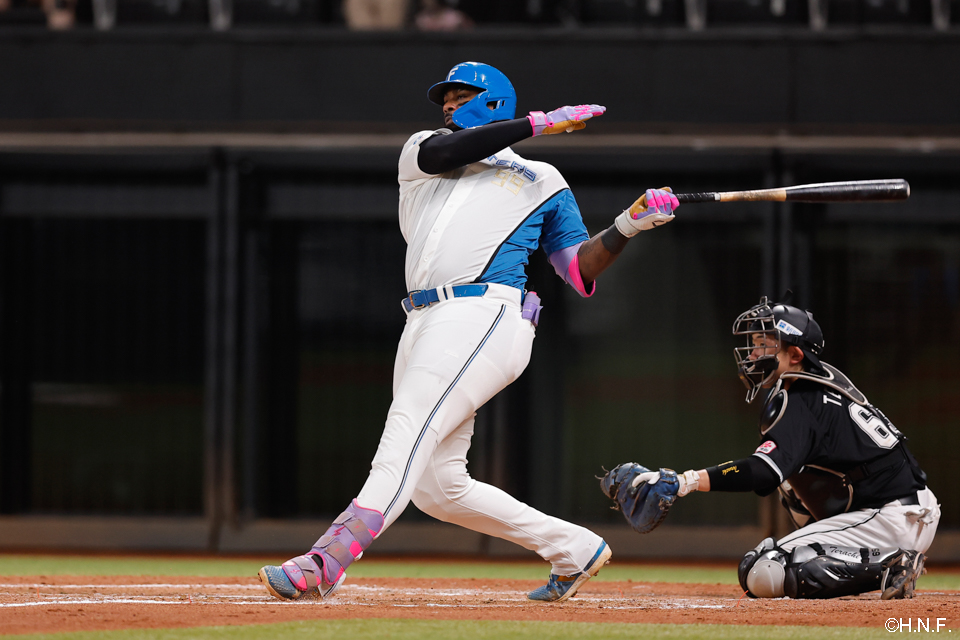 3回裏、レフトへヒットを放つレイエス選手