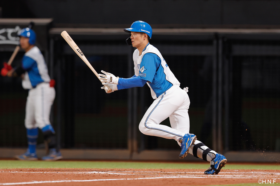 3回裏、センターへヒットを放つ石井選手