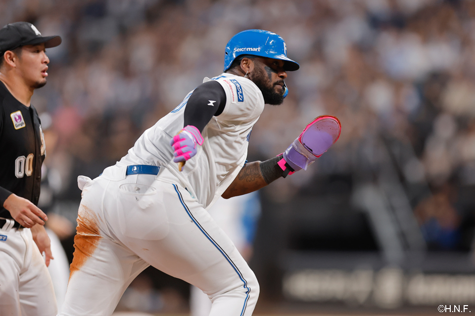 3回裏、好走塁を見せたレイエス選手